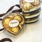 3 قطع من زيت النخيل على شكل قلب مربعات من الشوكولاتة الحلوة مع الفول السوداني