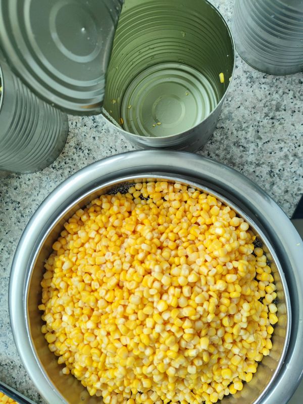 ذرة حلوة متبلة معلبة مصنوعة من مكونات طازجة للأطباق المتبلة