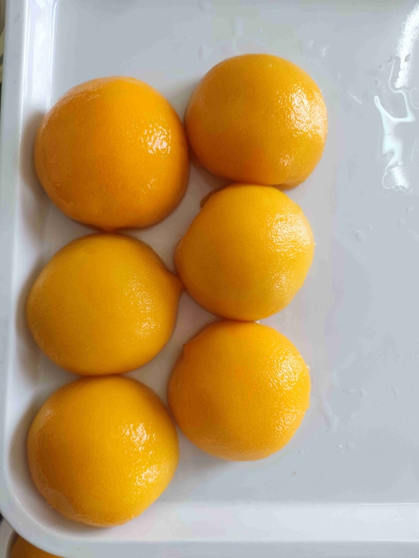 الخوخ الأصفر اللذيذ المعبأ لمحبي الفاكهة يقدّم بالبرد أو في درجة حرارة الغرفة