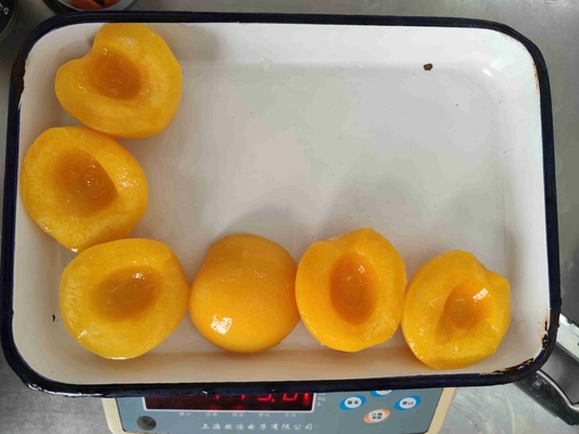 400 جرام من فاكهة الخوخ الصفراء المعلبة في عبوات