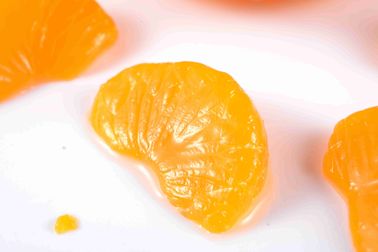 منخفضة - الدهون الطازجة المعلبة الماندرين البرتقال في ضوء شراب الوجبات الخفيفة الترفيه