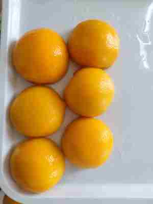 الخوخ الأصفر اللذيذ المعبأ لمحبي الفاكهة يقدّم بالبرد أو في درجة حرارة الغرفة